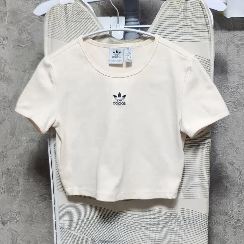 [BUNJANG] Adidas Cropped T-Shirt Beige / 아디다스 크롭티 베이지