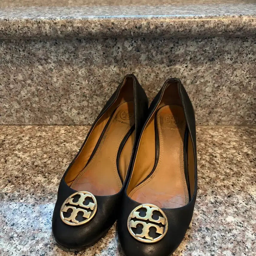 [BUNJANG] Tory Burch Black Wedge Heel Shoes with Gold Logo / 토리버치 구두 웨지힐