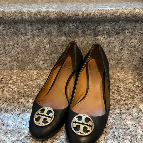[BUNJANG] Tory Burch Black Wedge Heel Shoes with Gold Logo / 토리버치 구두 웨지힐
