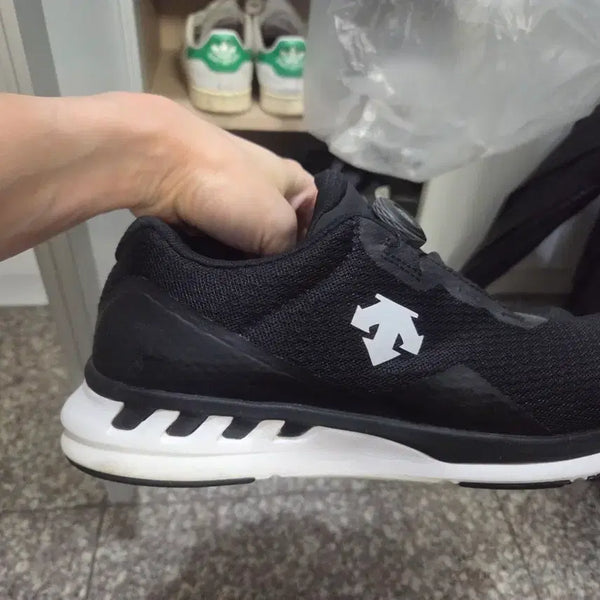 [BUNJANG] Descente Black/White Dial Closure Training Shoes / 데상트 운동화 블랙/화이트 270