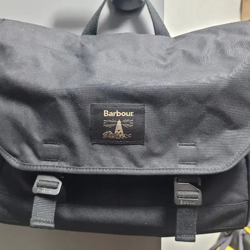 [BUNJANG] Barbour Waxed Cotton Black Messenger Bag / 바버 왁스코튼  블랙 메신저백