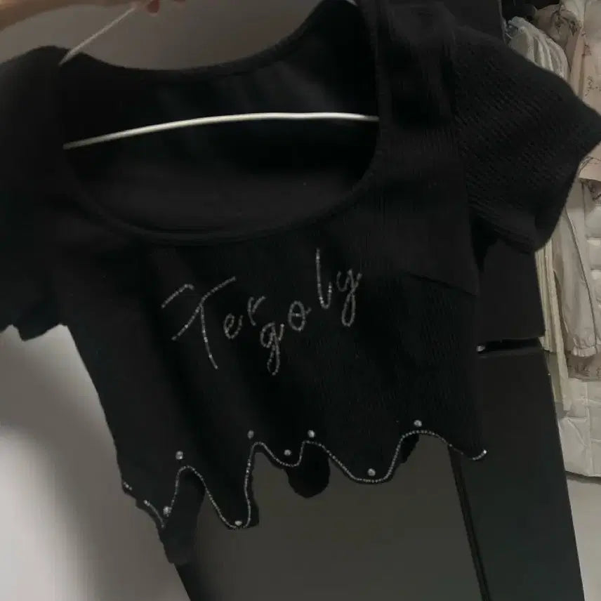 [BUNJANG] Black Cubic Crop Top / 블랙 큐빅 크롭티