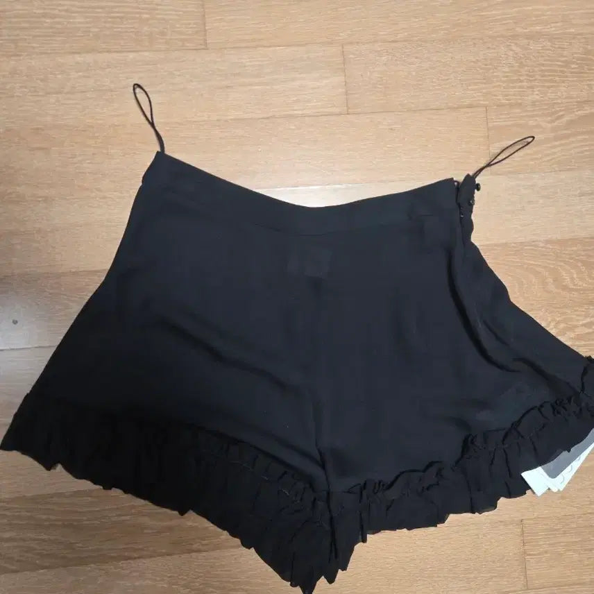 [BUNJANG] Khaite Ruffled Shorts Black / 새상품 케이트 KHAITE 프릴 숏팬츠 블랙