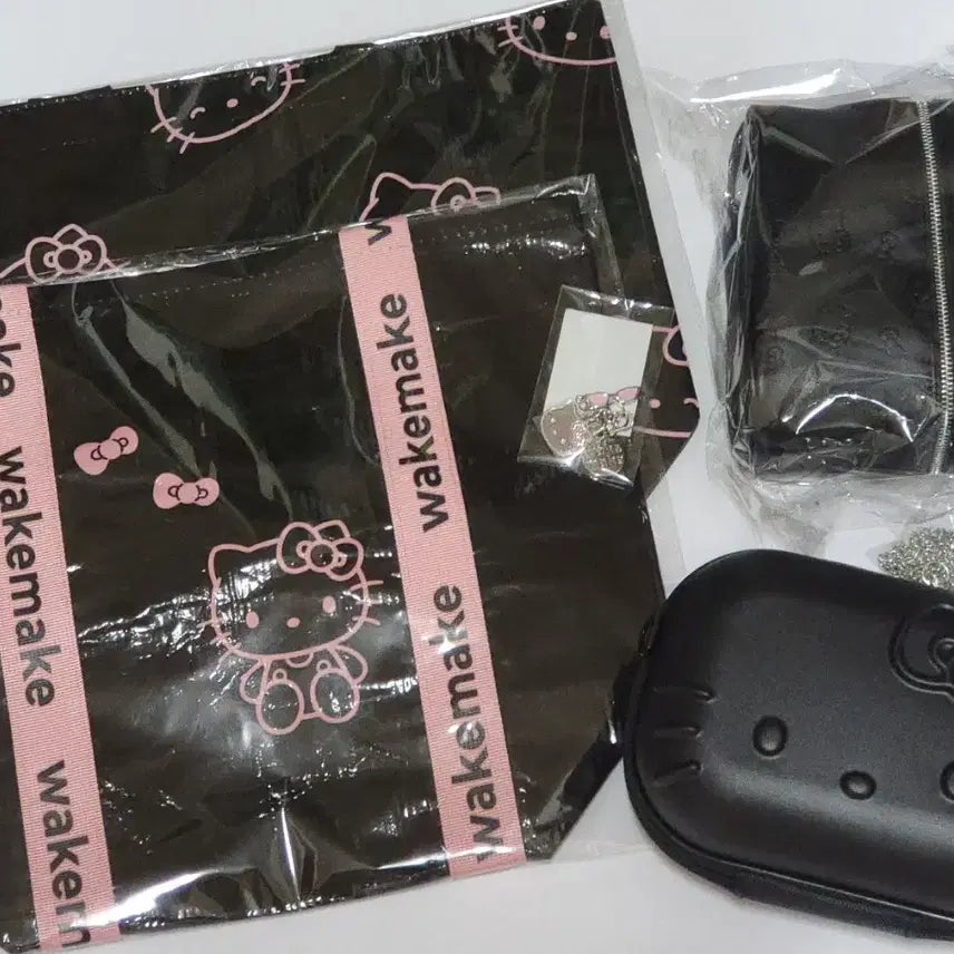 [BUNJANG] WAKEMAKE Hello Kitty Raffia Bag / 웨이크메이크 헬로키티 파우치 레디백 타포린백