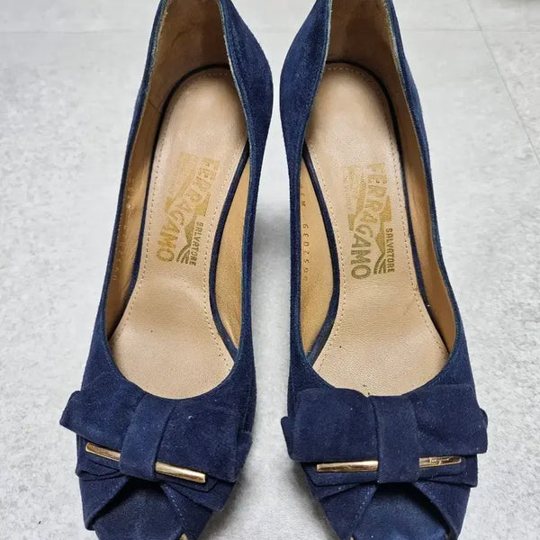 [BUNJANG] Salvatore Ferragamo Navy Suede Ribbon Heels - Size 230 / 최저가!!!페라가모 네이비 스웨이드 리본 힐 230