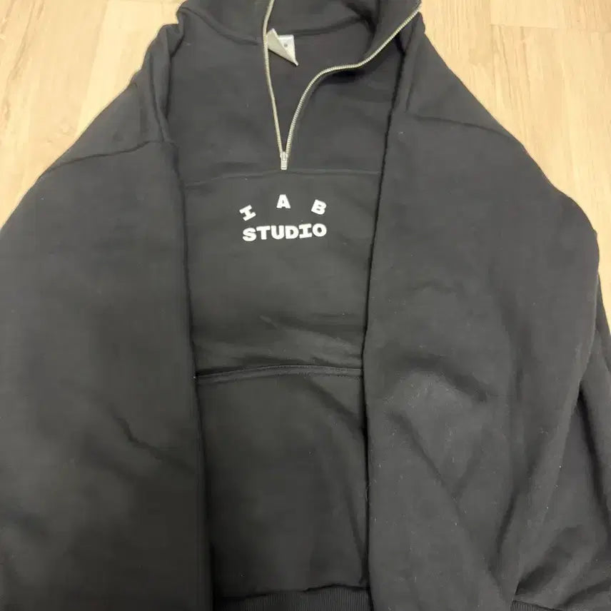 [BUNJANG] IAB Studio Black Half Zip-Up Sweatshirt / 아이앱 스튜디오 블랙 하프집업 맨투맨