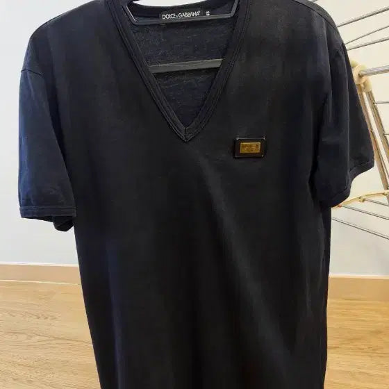 [BUNJANG] Dolce & Gabbana Logo Plate V-Neck Short Sleeve T-Shirt (Black, Grey) / 2벌 돌체앤가바나 로고 플레이트 V넥 반팔 티셔츠 블랙 그레이