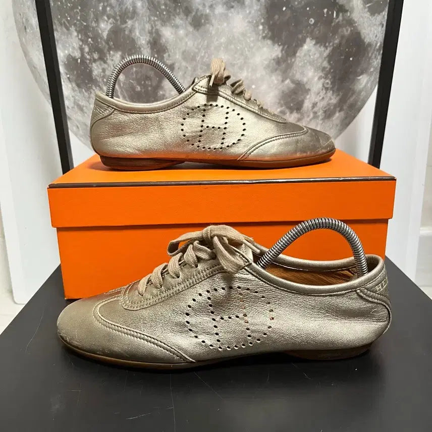 [BUNJANG] Hermes Punching Logo Metallic Sneakers / 정품 37) 에르메스 펀칭 로고 메탈릭 스니커즈 235~240