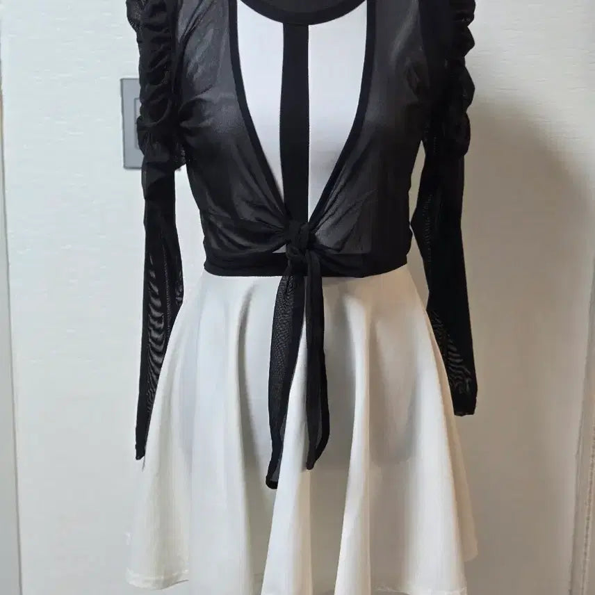 [BUNJANG] Colorblock Sleeveless Flare Mini Dress / 화이트 블랙 배색 플레어 미니 원피스  민소매