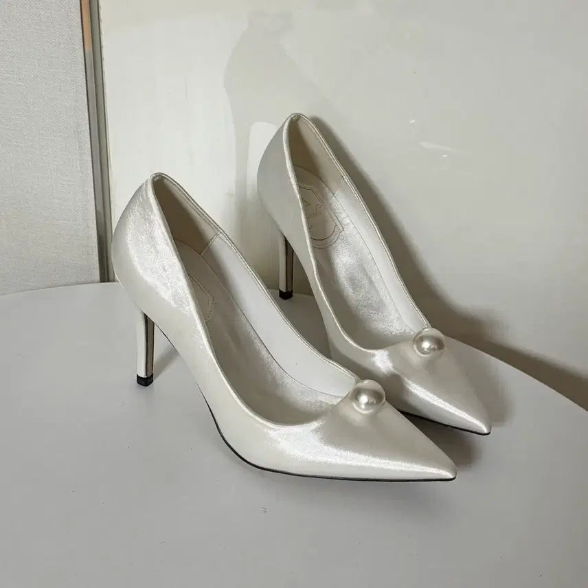 [BUNJANG] White Satin Pearl Embellished Pumps High Heels (240 Size, 10cm Heel) / @새상품 240사이즈 10cm 화이트 새틴 진주 장식 펌프스 하이힐 구두