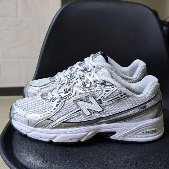 [BUNJANG] New Balance 740 Sneakers - Size 260 / 뉴발란스 740. 사이즈 260