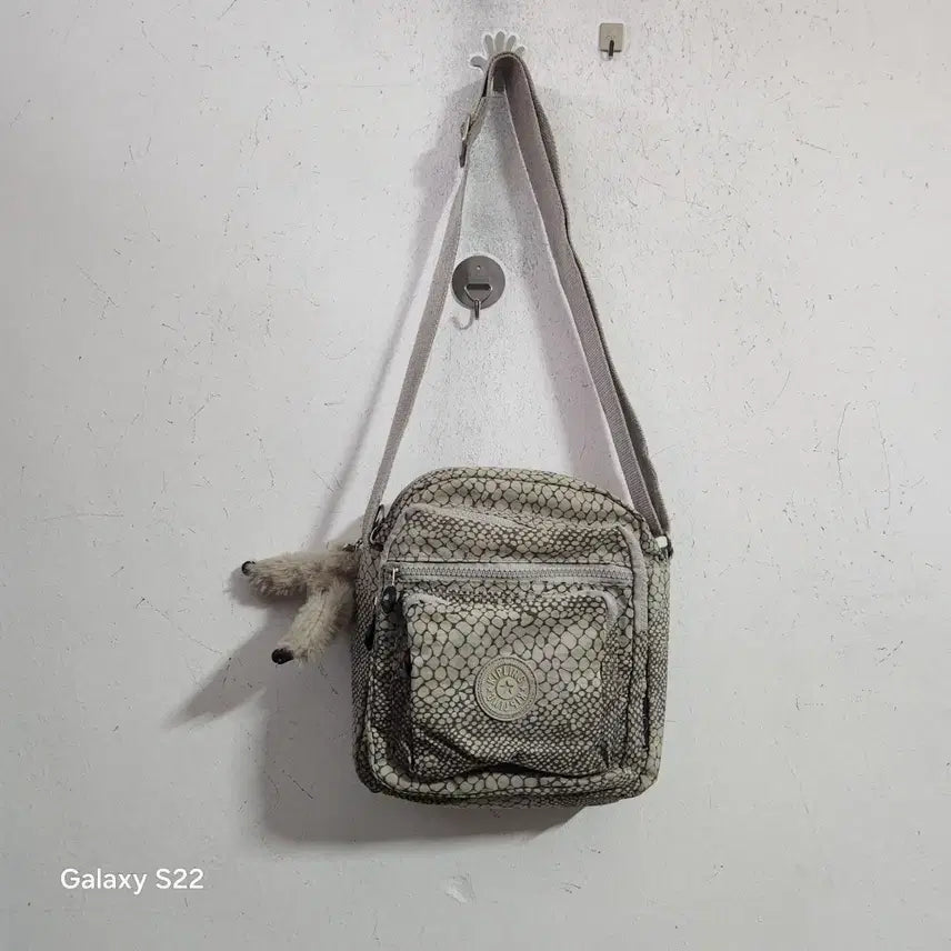 [BUNJANG] Kipling Shoulder Bag (Grey Snake Pattern) / 키플링 숄더백 그레이 뱀피 패턴
