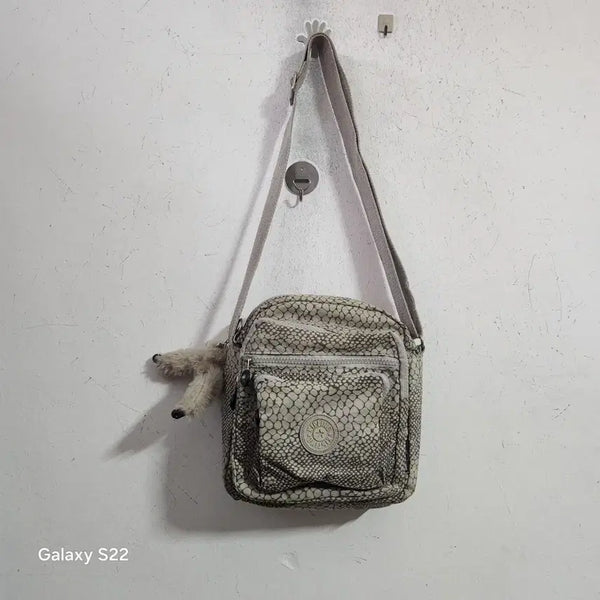 [BUNJANG] Kipling Shoulder Bag (Grey Snake Pattern) / 키플링 숄더백 그레이 뱀피 패턴