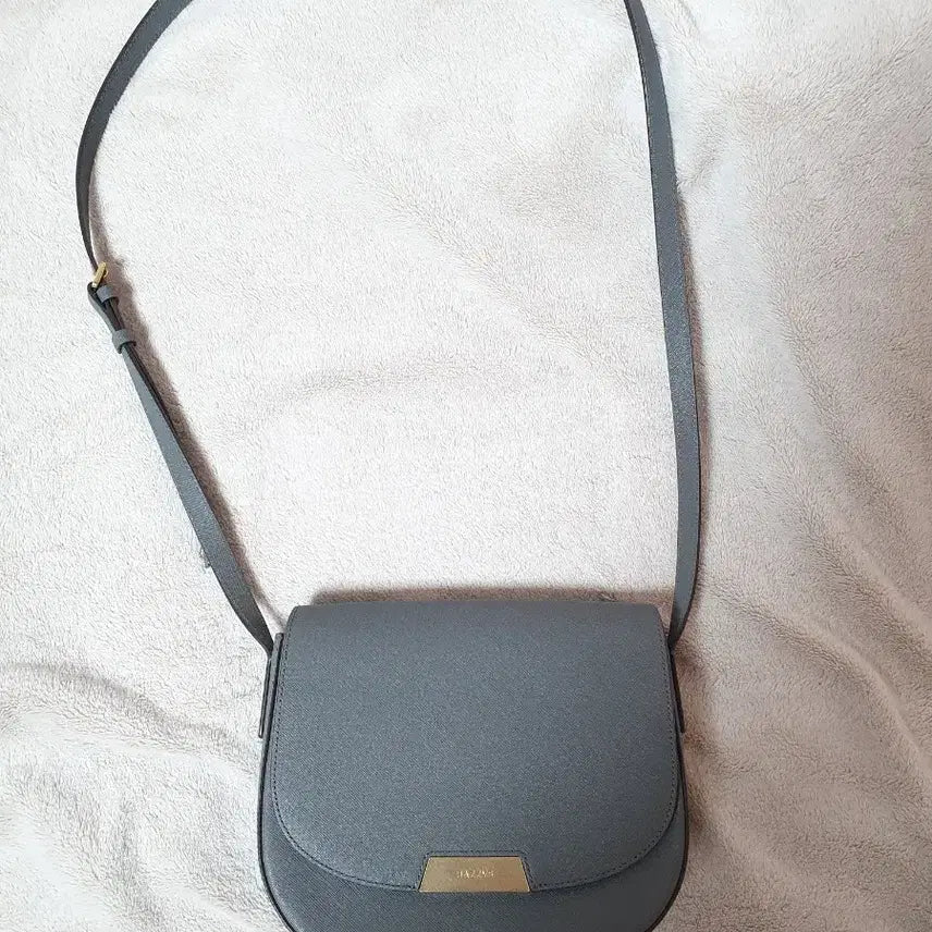 [BUNJANG] Hazzys Cowhide Leather Crossbody Bag / 헤지스 소가죽 가방(크로스백)