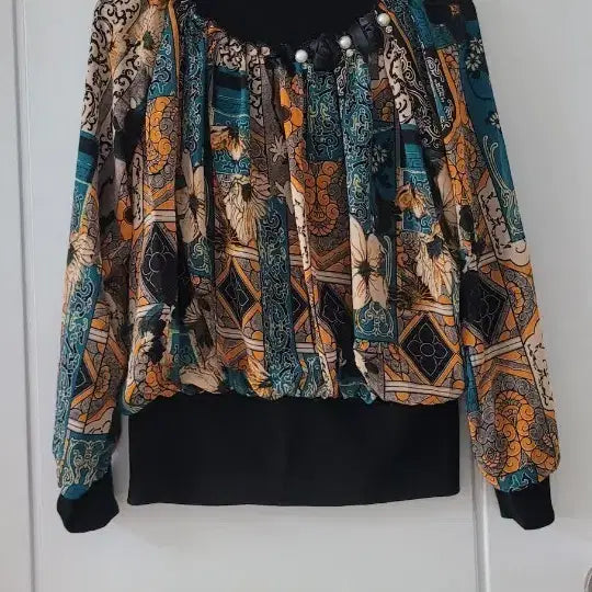 [BUNJANG] Women's Blouse with Elaborate Pattern / 화려한 패턴의 여성 블라우스