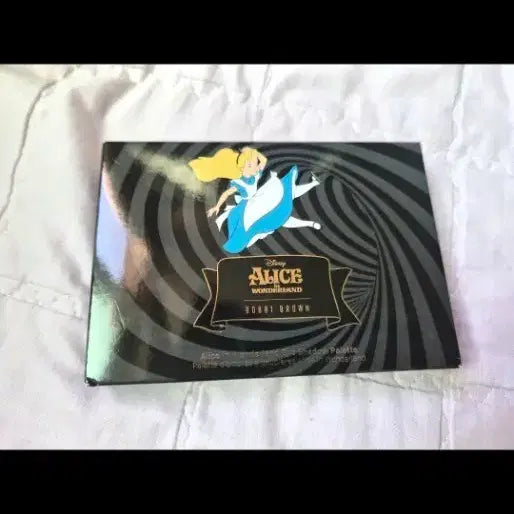 [BUNJANG] Bobbi Brown Alice in Wonderland Limited Edition Eyeshadow Palette / 바비브라운 앨리스 인 원더랜드 한정판 섀도우 팔레트