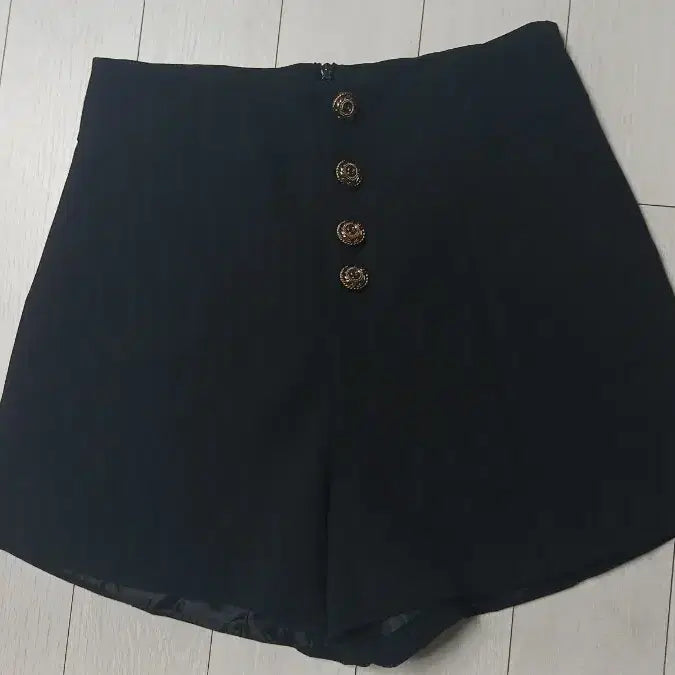 [BUNJANG] Black A-Line Shorts with Gold Buttons / 블랙 금장 단추 숏팬츠(새상품급)