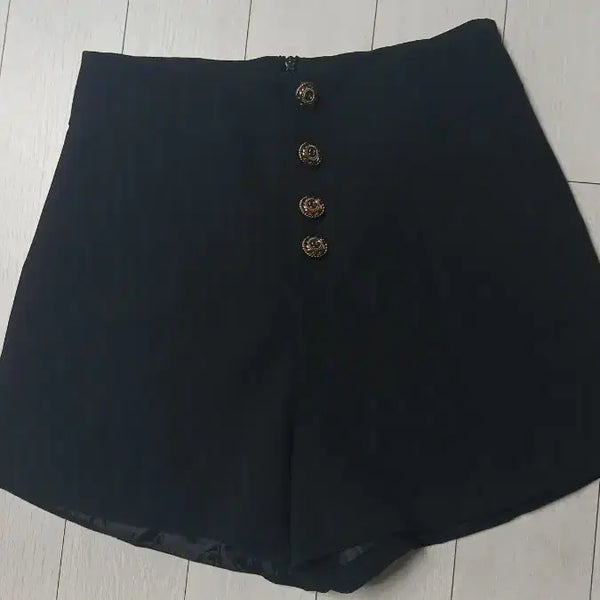 [BUNJANG] Black A-Line Shorts with Gold Buttons / 블랙 금장 단추 숏팬츠(새상품급)