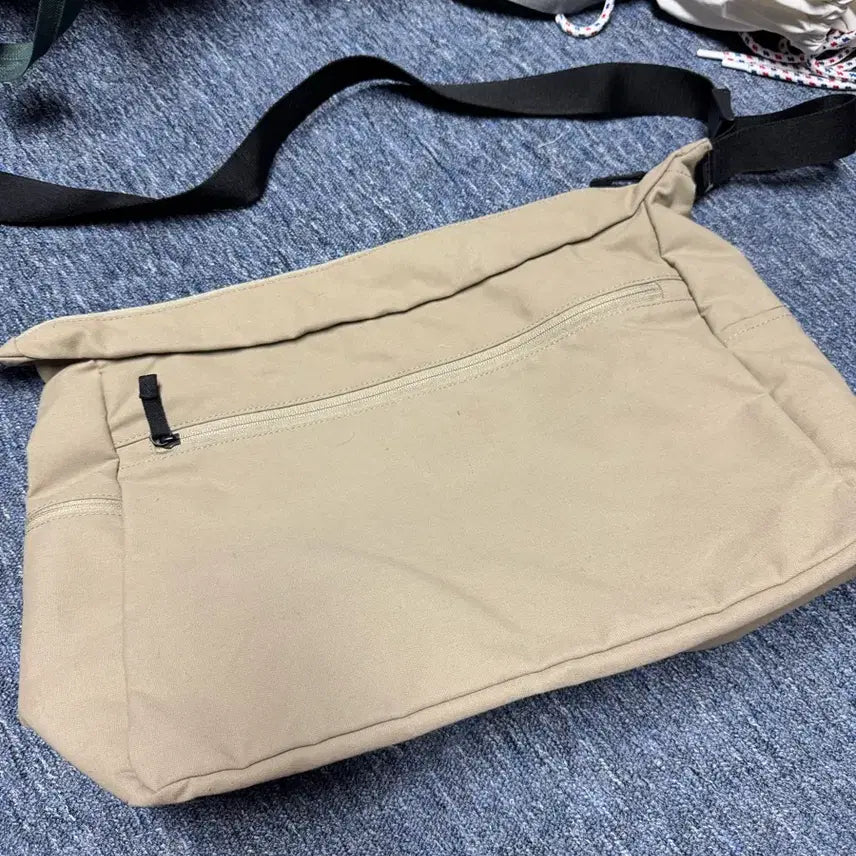 [BUNJANG] Uniqlo Crossbody Bag / 유니클로 크로스백