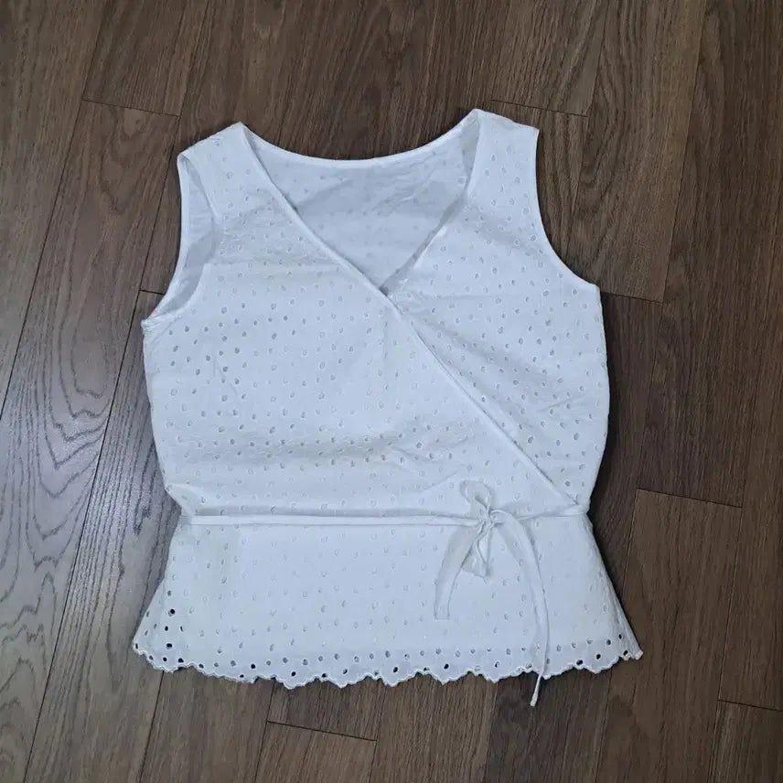 [BUNJANG] KISS Lace Sleeveless Blouse / 키이스 레이스 민소매 블라우스 S