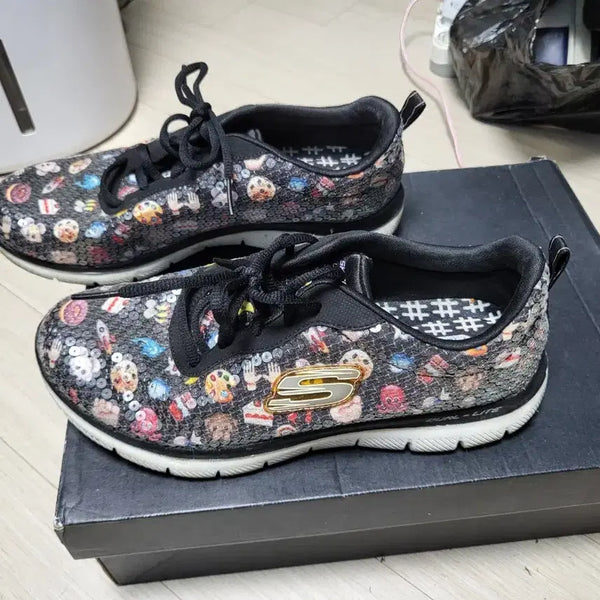 [BUNJANG] Skechers Character Pattern Running Shoes Black 250mm / 스케쳐스 운동화 캐릭터 패턴 블랙 250mm 상태매우좋음