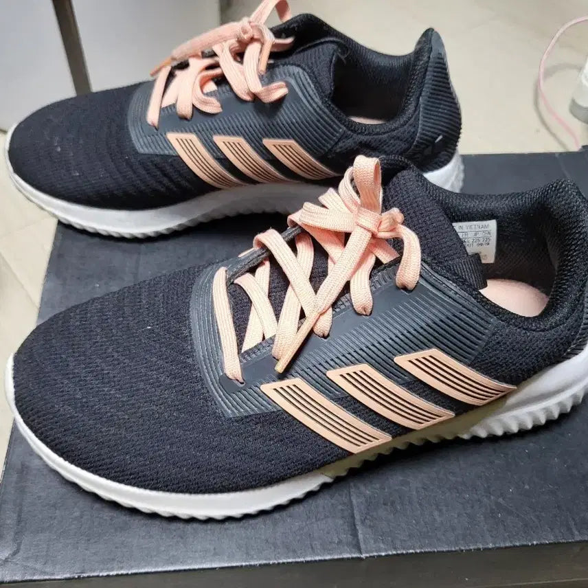 [BUNJANG] Adidas Women's Tennis Shoes Pink/Black 225mm / 아디다스 운동화 여성용 핑크/블랙 225mm 상태매우좋음