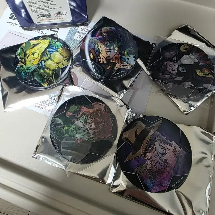 [BUNJANG] JoJo's Bizarre Adventure Holographic Round Badge Set (5 Types) / 죠죠의 기묘한 모험 굿즈 홀로그램 원형 뱃지 세트 5종