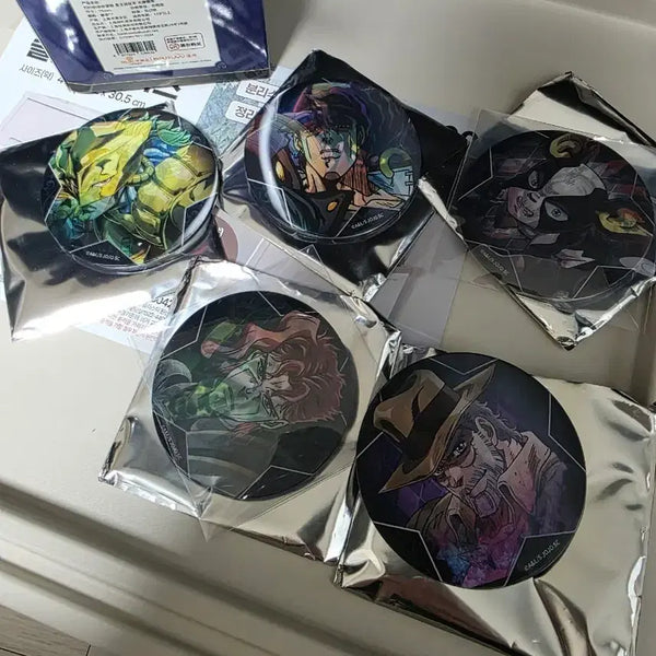 [BUNJANG] JoJo's Bizarre Adventure Holographic Round Badge Set (5 Types) / 죠죠의 기묘한 모험 굿즈 홀로그램 원형 뱃지 세트 5종