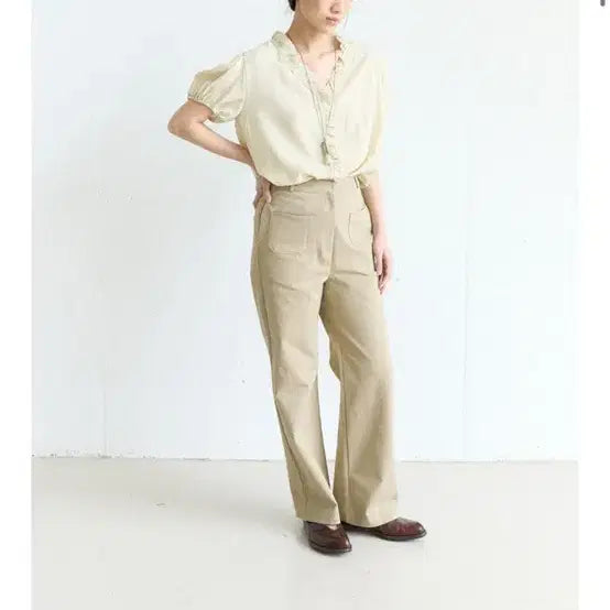 [BUNJANG] Demelley Half Curly Blouse Olive / 드멜리 하프 컬리 블라우스 올리브
