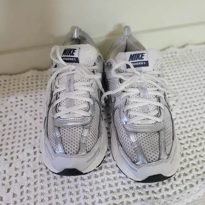 [BUNJANG] Nike Women's White Silver Logo Sneakers (230) / 나이키 여자 운동화 230