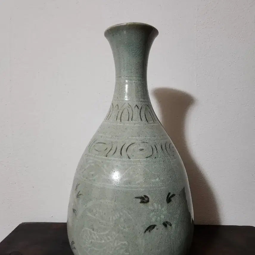 [BUNJANG] Unusual Celadon Vase with Deep Vintage Charm / [고미술] 깊은 세월의 멋을 간직한 비정형 청자 화병