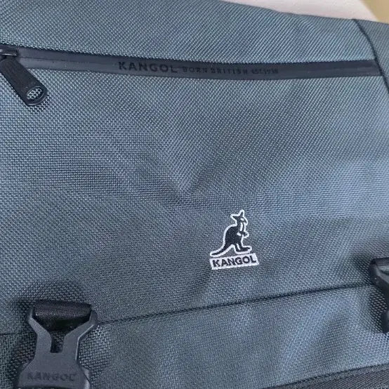 [BUNJANG] Kangol Messenger Bag / 캉골메신저백