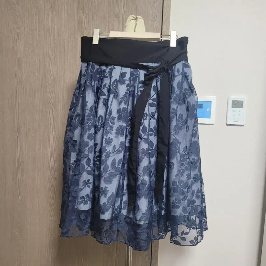 [BUNJANG] Chicline Lace Floral Pattern Navy Modern Hanbok Skirt / 시크라인 레이스 꽃무늬 스커트 네이비 개량한복