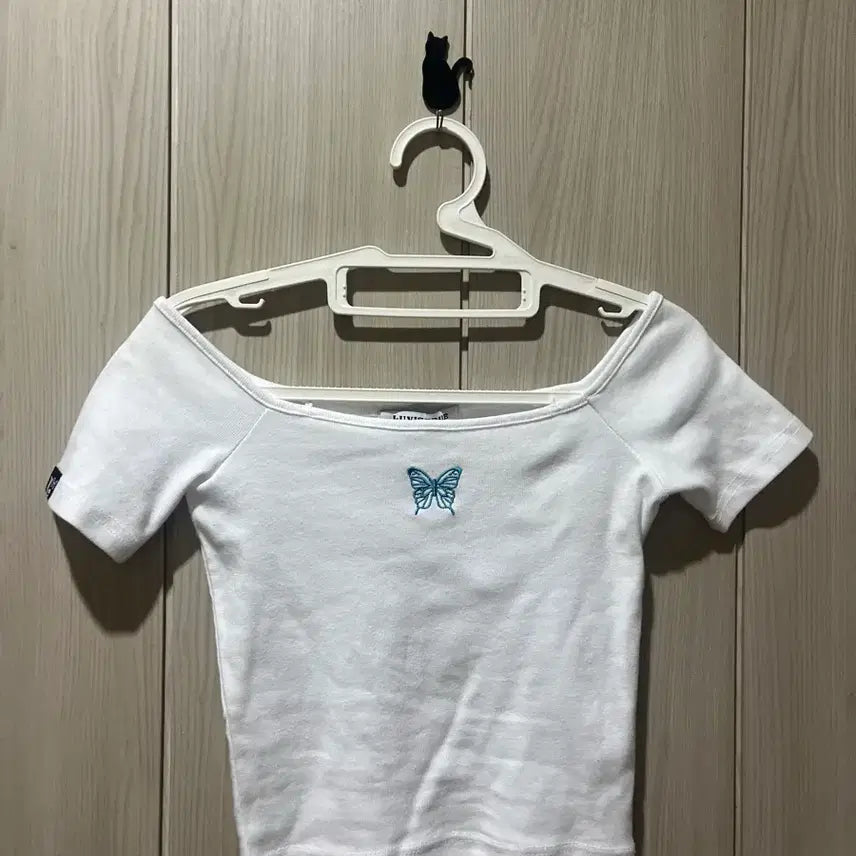 [BUNJANG] Love is True Off-the-Shoulder Crop Top / 러브이즈트루 오프숄더 크롭티