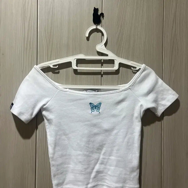 [BUNJANG] Love is True Off-the-Shoulder Crop Top / 러브이즈트루 오프숄더 크롭티