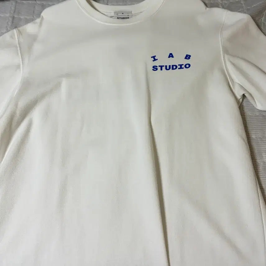 [BUNJANG] IAB Studio White Short Sleeve T-Shirt with Blue Logo / IAB 스튜디오 반팔