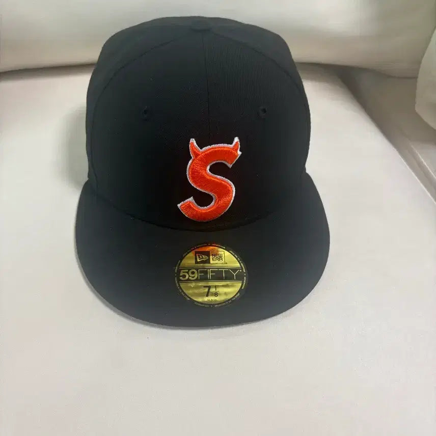 [BUNJANG] Supreme Devil S Logo New Era Cap Black / (새상품) 슈프림 데빌 S 로고 뉴에라 블랙 - 26SS 718사이즈