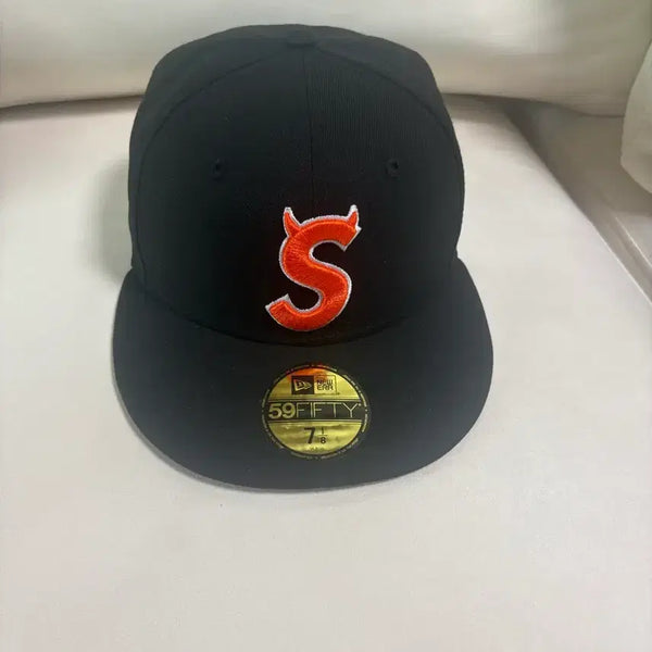 [BUNJANG] Supreme Devil S Logo New Era Cap Black / (새상품) 슈프림 데빌 S 로고 뉴에라 블랙 - 26SS 718사이즈