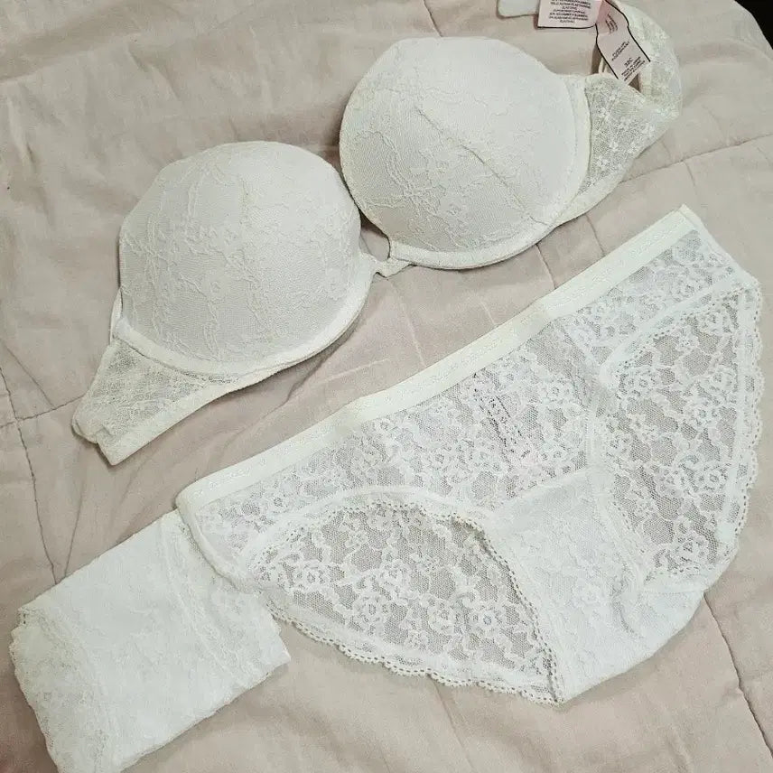 [BUNJANG] Victoria's Secret Lace Bra Set with White Panties / 빅토리아 시크릿 레이스 브라 세트 화이트 팬티 2장
