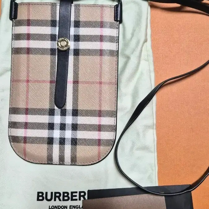 [BUNJANG] Burberry Check Phone Case and Passport Wallet / 버버리 체크 폰 케이스 여권 지갑