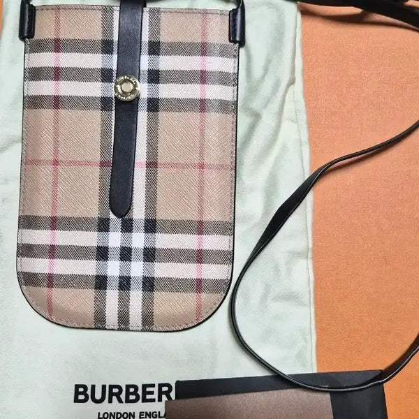 [BUNJANG] Burberry Check Phone Case and Passport Wallet / 버버리 체크 폰 케이스 여권 지갑