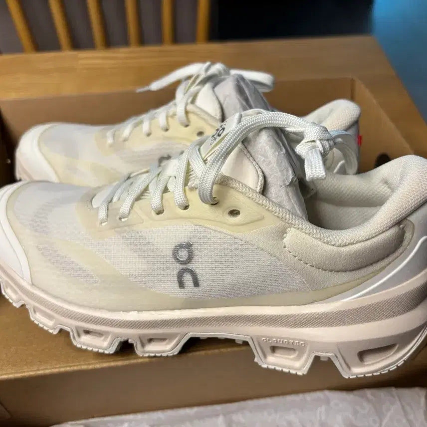 [BUNJANG] Loewe x On Running Cloudventure 2 Sneakers Eggshell / 로에베 x 온 러닝 클라우드벤쳐 2 에그쉘