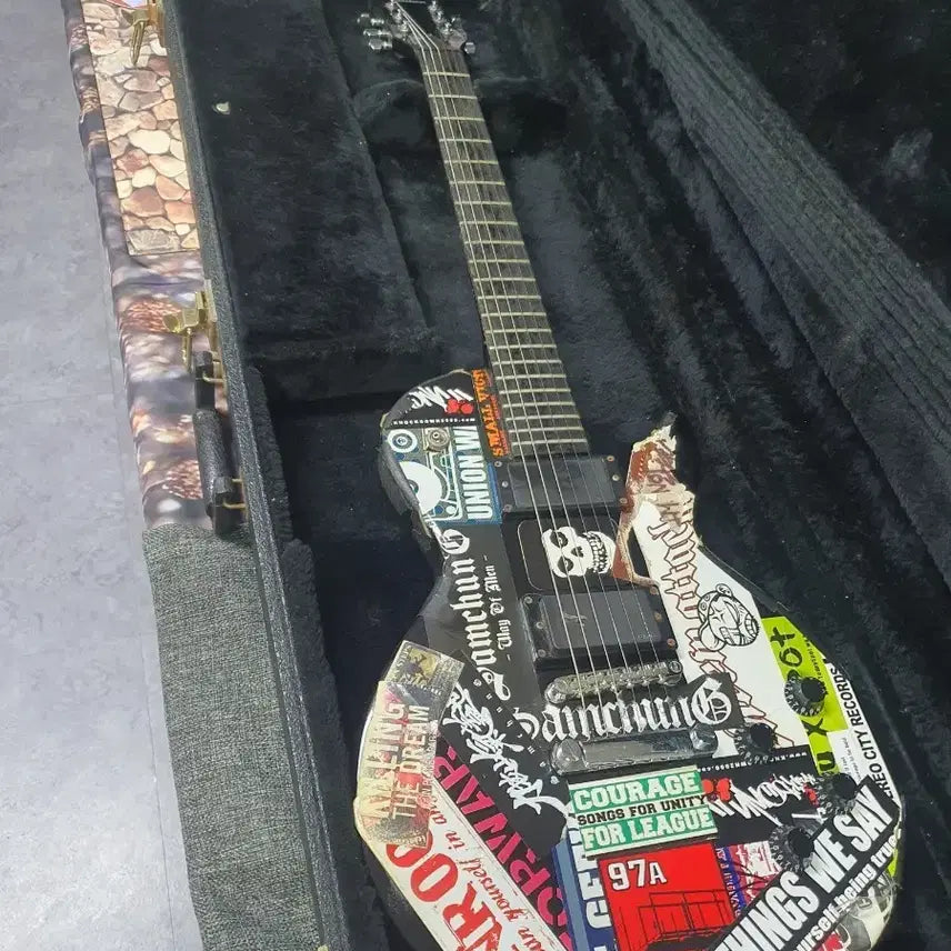 [BUNJANG] Caliban Custom Electric Guitar with Stickers / 명품caliban 일렉기타 스티커 커스텀 악기