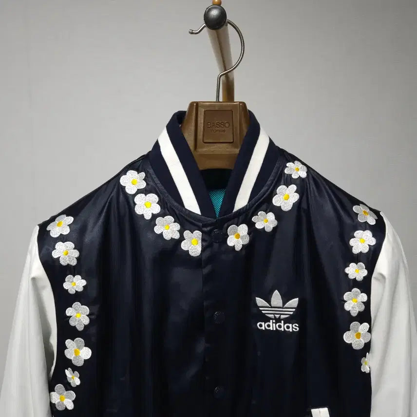 [BUNJANG] Adidas x Pharrell Williams Daisy Embroidered Varsity Jacket / 90 ) 한정판 아디다스 x 퍼렐 윌리엄스 데이지 자수 바시티 자켓