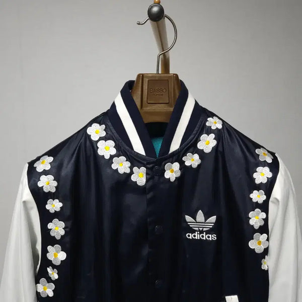 [BUNJANG] Adidas x Pharrell Williams Daisy Embroidered Varsity Jacket / 90 ) 한정판 아디다스 x 퍼렐 윌리엄스 데이지 자수 바시티 자켓
