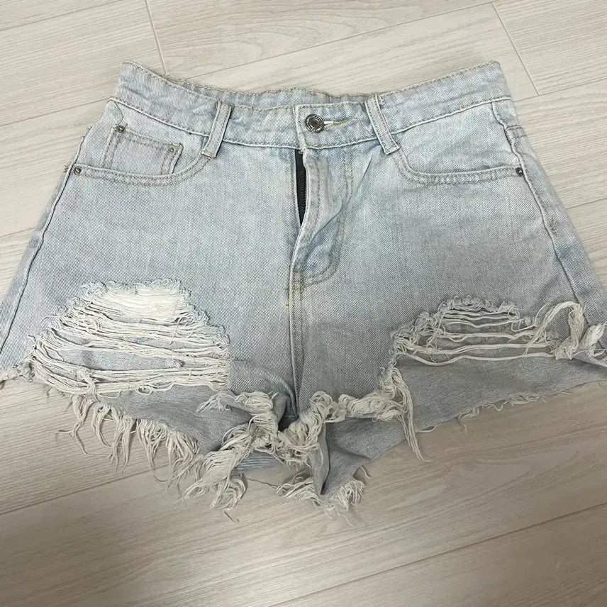 [BUNJANG] Light Wash Distressed Denim Hot Shorts / 연청 데미지 핫팬츠 쇼츠 M사이즈