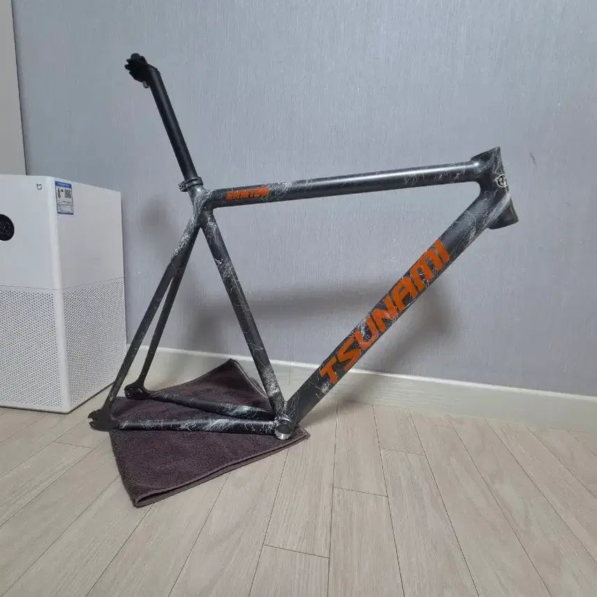 [BUNJANG] Tsunami Custom Painted Frame - Silver Marble Effect with Smoke Technique / 쓰나미 직접 도색한 프레임 판매합니다