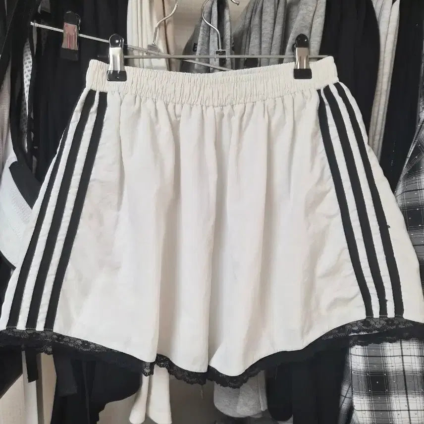 [BUNJANG] Lace Trimmed Loose Fit Track Shorts / (허벅지널널핏) 바스락 레이스 트랙반바지 삼선 트레이닝 팬츠 꾸안꾸 수입