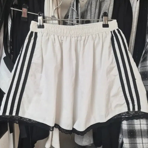 [BUNJANG] Lace Trimmed Loose Fit Track Shorts / (허벅지널널핏) 바스락 레이스 트랙반바지 삼선 트레이닝 팬츠 꾸안꾸 수입