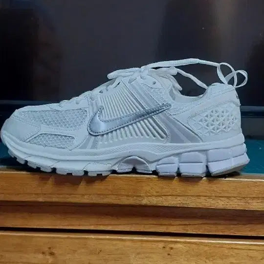 [BUNJANG] Nike Vomero 5 Women's Sneakers - Size 235 / 나이키 정품 보메로5 여성 운동화. 235